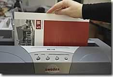 Von AS.DRUCK gefertigte Broschüren können durch Thermobindung/Klebebindung gebunden werden